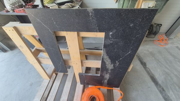 Semineu cu Granit Negru Periat